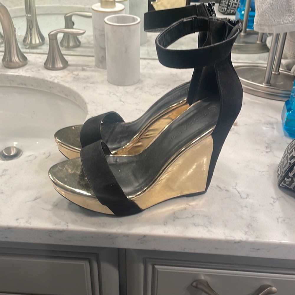 Sexy gold and black wedges size 81/2 - Picture 3 of 5